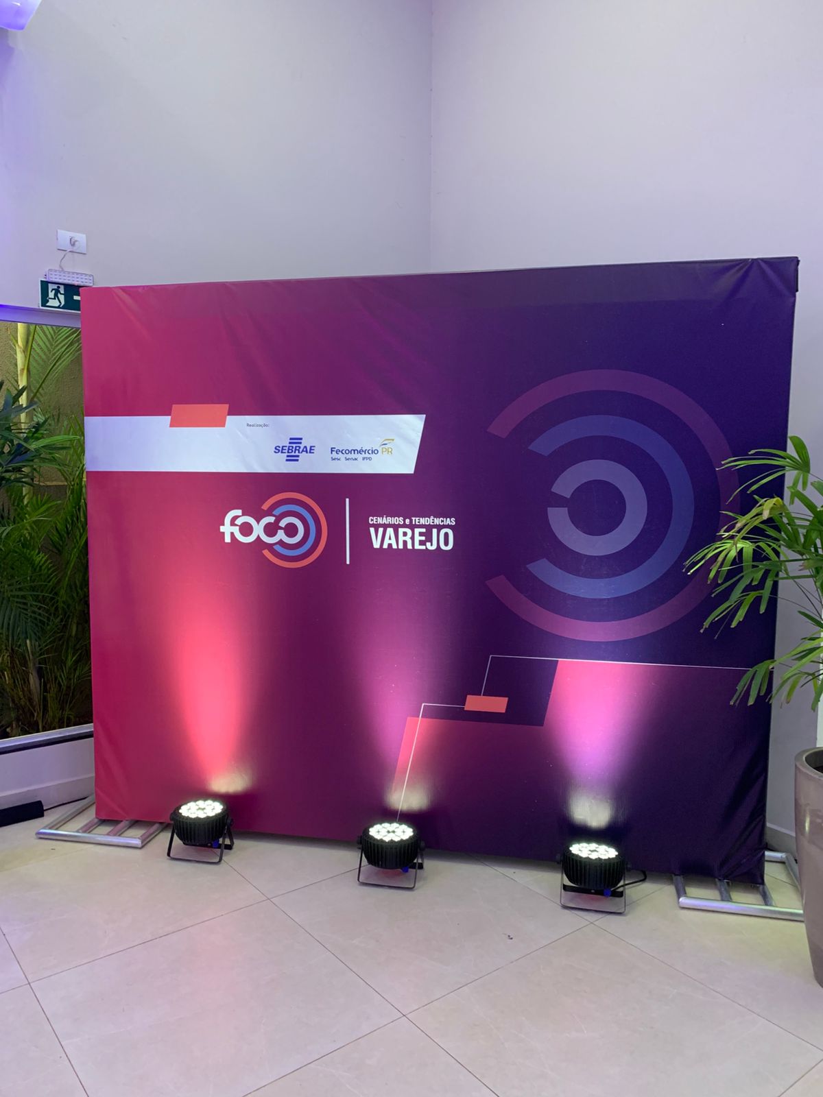Backdrop impresso para evento Foco Varejo
