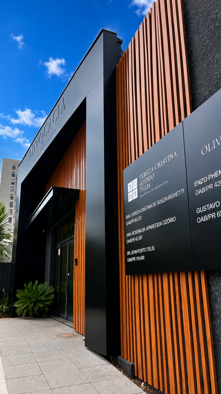 Placas de sinalização em ACM de sociedade de advogados