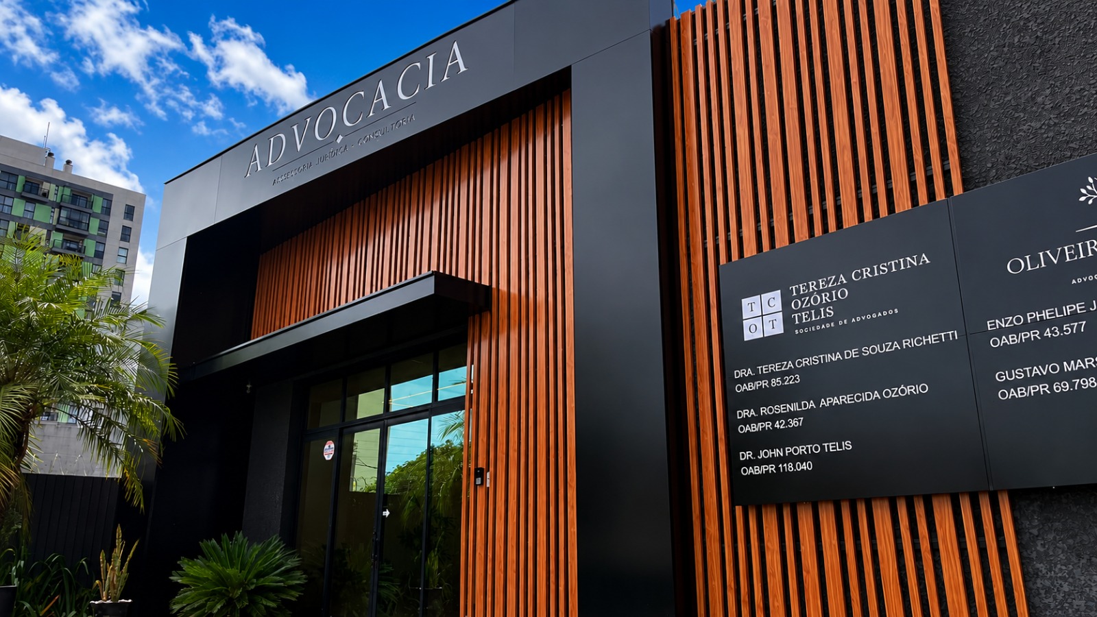 Fachada em ACM e ripado de escritório de advocacia