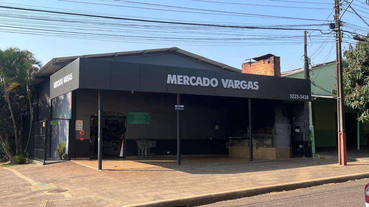 Comunicação visual produzida e instalada pela MB Digital — projeto 70