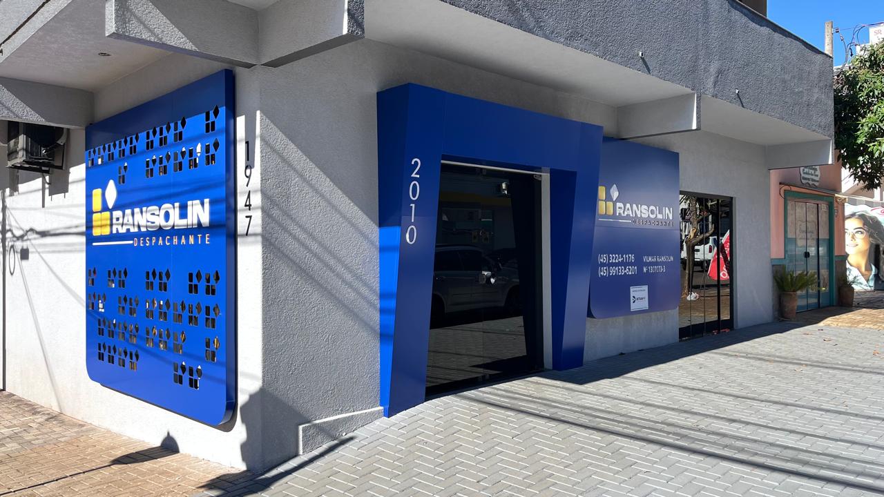 Comunicação visual produzida e instalada pela MB Digital — projeto 21