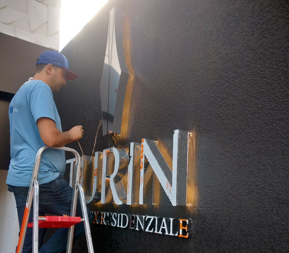 Letra caixa iluminada instalada em fachada comercial