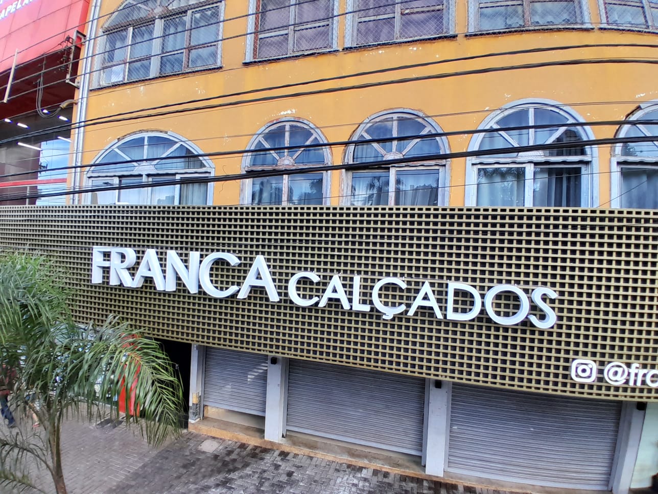 Comunicação visual produzida e instalada pela MB Digital — projeto 13